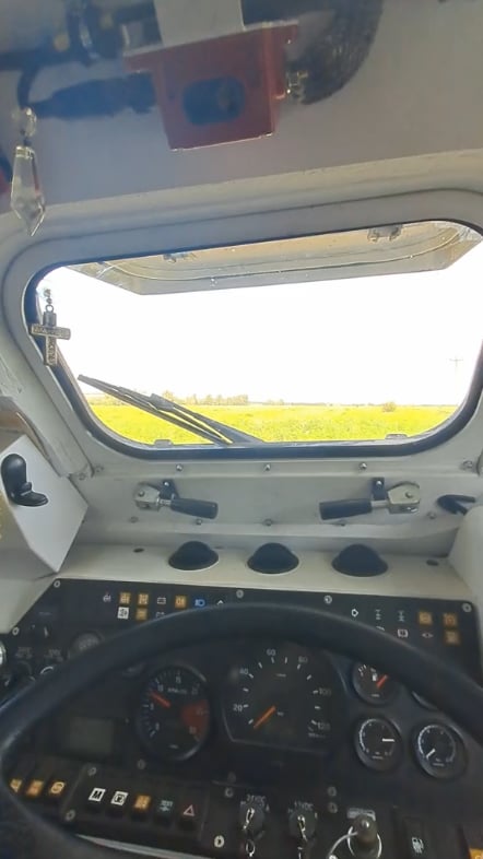 スロバキアの 155 mm 自走榴弾砲 Zuzana-2 の運転手の職場