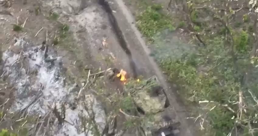 ロシア兵は攻撃後に炎に包まれた仲間の炎を消そうとしたが失敗した。