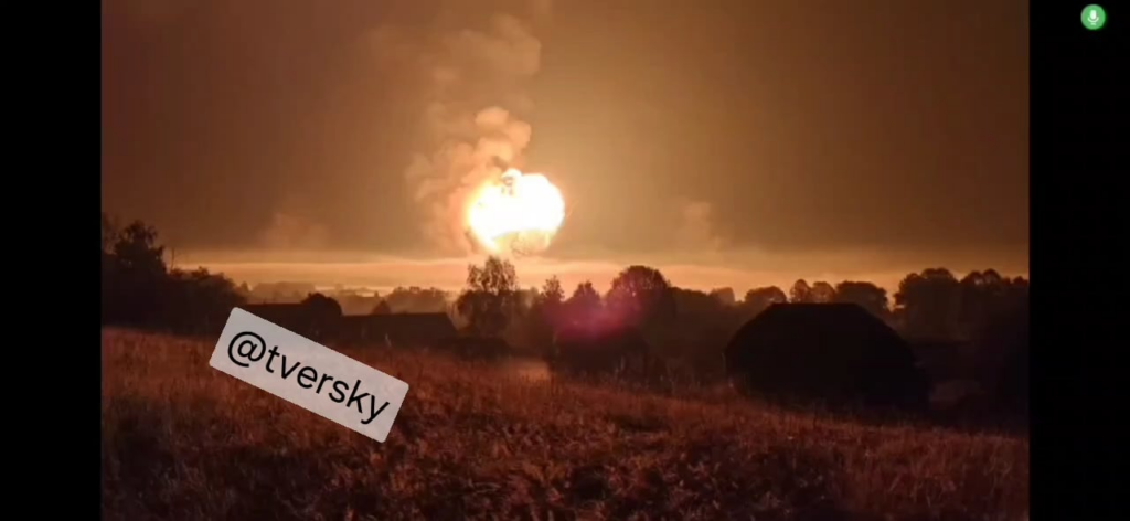 ロシア、トヴェリ州トロペツ。ウクライナのドローン攻撃後、弾薬庫で二次爆発が発生