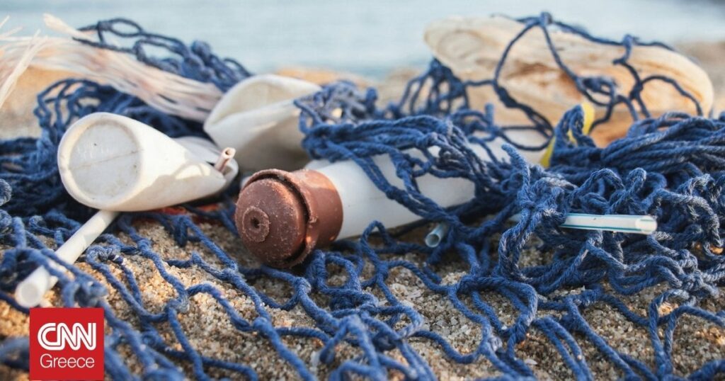 海から集められたプラスチックが衣服、家具、カヤックにどのように「変換」されるか - CNN.gr