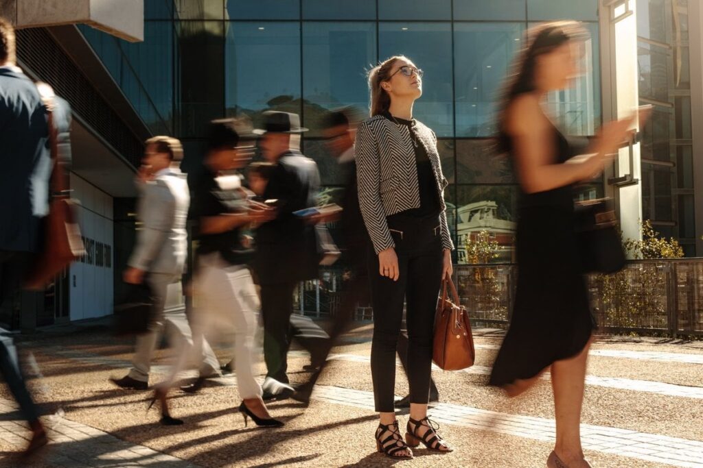 リモートワークは過去のものになりつつありますか?従業員のオフィス復帰を待つ企業が増えている