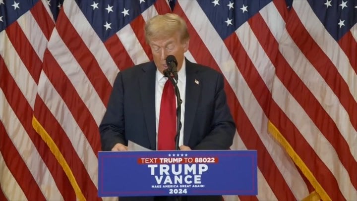 ドナルド・トランプは奇妙なことに、移民はカマラ・ハリスに直接電話アプリを持っていると主張