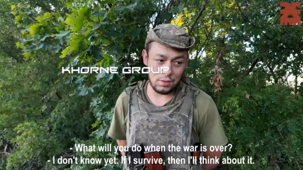 チェルニウツィ（ウクライナ西部）出身の兵士コリャへのインタビュー。コリャは刑務所から出て志願兵になることを決意した元受刑者で、生き残れるかどうかはわからないが、彼の人生の主な目標はウクライナからロシア人を追い出して平和を取り戻すことだ。戦争の顔 - コーン グループ