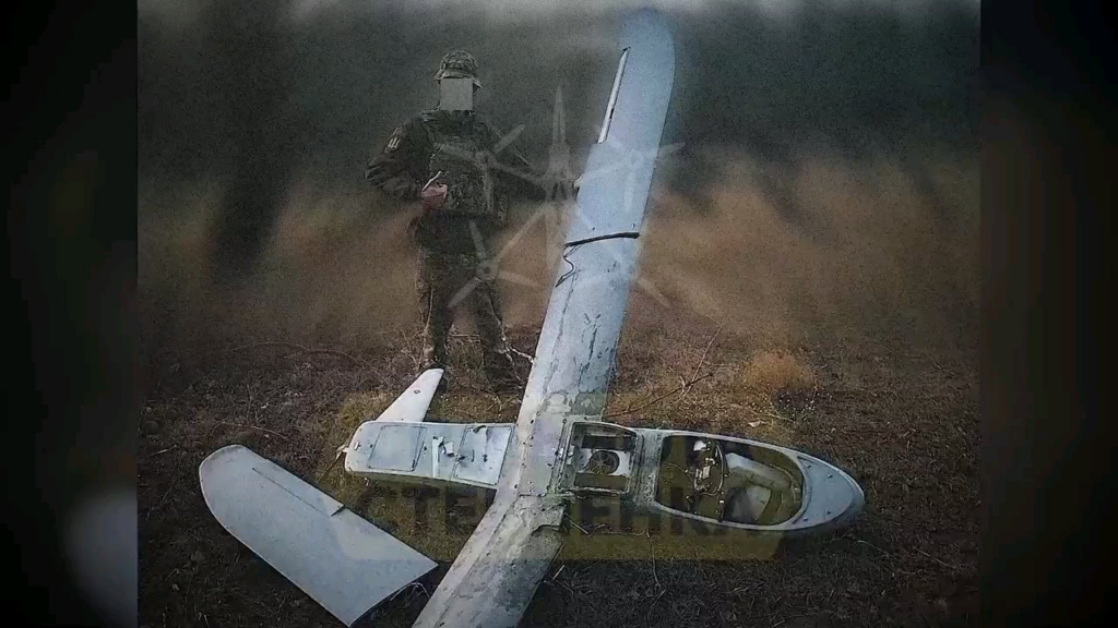 ウクライナの無人機パイロットが珍しいロシアの「マーリン」型偵察無人機を撃墜し、激しい電子戦の妨害にもかかわらず直撃を命中させた。撃墜されたドローンの射程距離は推定600kmで、価格は約30万ドルだという。