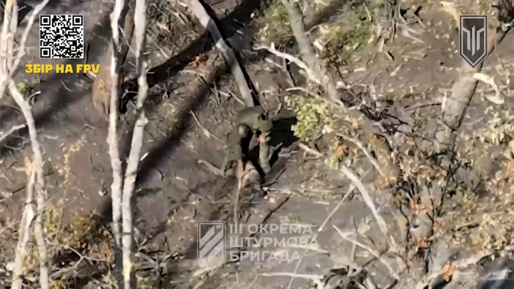 残忍な映像：ウクライナ第3突撃旅団の無人機部隊が、FPV攻撃ドローンでロシア兵数名と歩兵部隊を攻撃し、敵陣地への砲撃と迫撃砲の修正射撃を行った。ハリコフ地域、2024年9月。NSFW!!