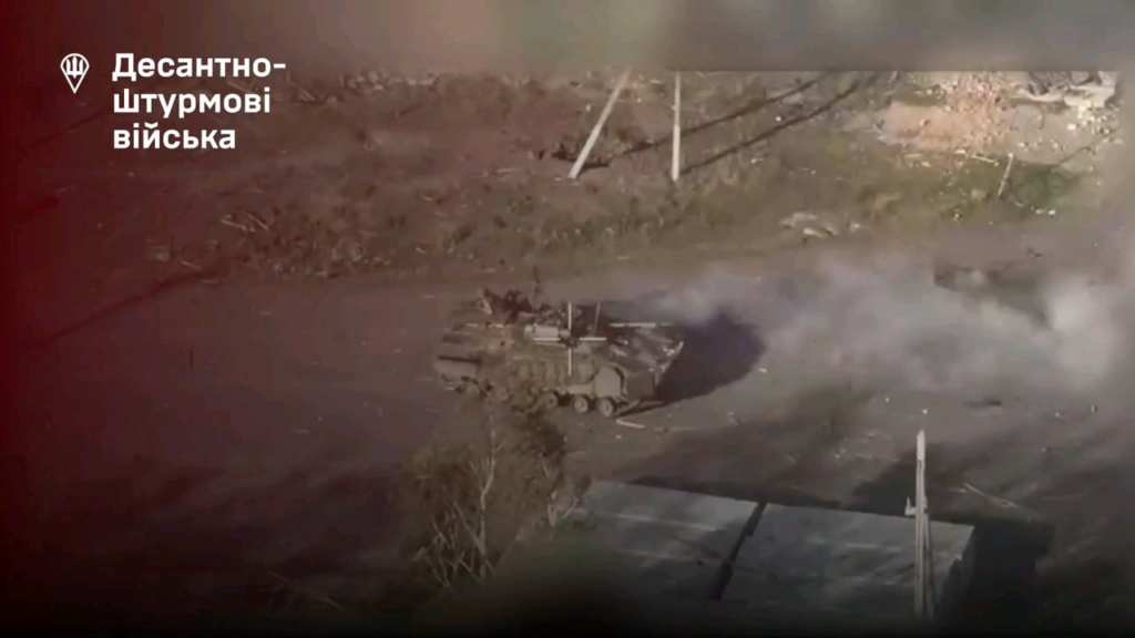 ウクライナ空挺旅団の1つに所属する空挺部隊員が、クルスク戦線でロシアの最新鋭BMD-4装甲車両を発見した。BMDの電子戦シールドが攻撃してきたFPV攻撃ドローン1機を撃墜し、その後別のドローンが敵車両に命中して発火させた。