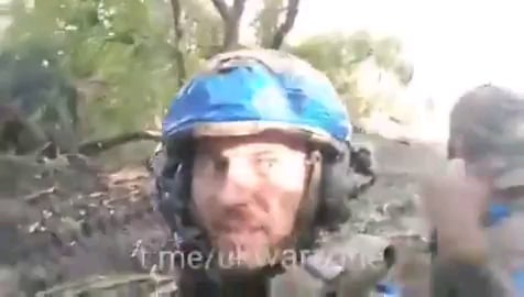 ウクライナ軍兵士が、UR-77「メテオリット」地雷除去車がスミ/クルスク国境のどこかで作業している間に自撮りをしている。2024年9月