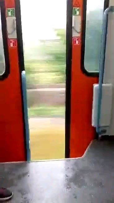 耐え難い暑さのため、ZSSKは列車内を換気する従来とは異なる方法を試験している