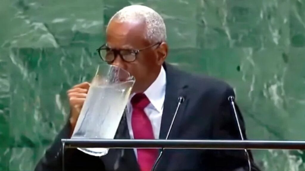 ハイチの指導者が拡散 - 国連で演説中に...水差しの水を飲んだ