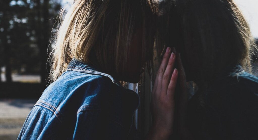 ニーナは司祭に恋をし、教会で彼にキスしたかったのです。警察が介入した