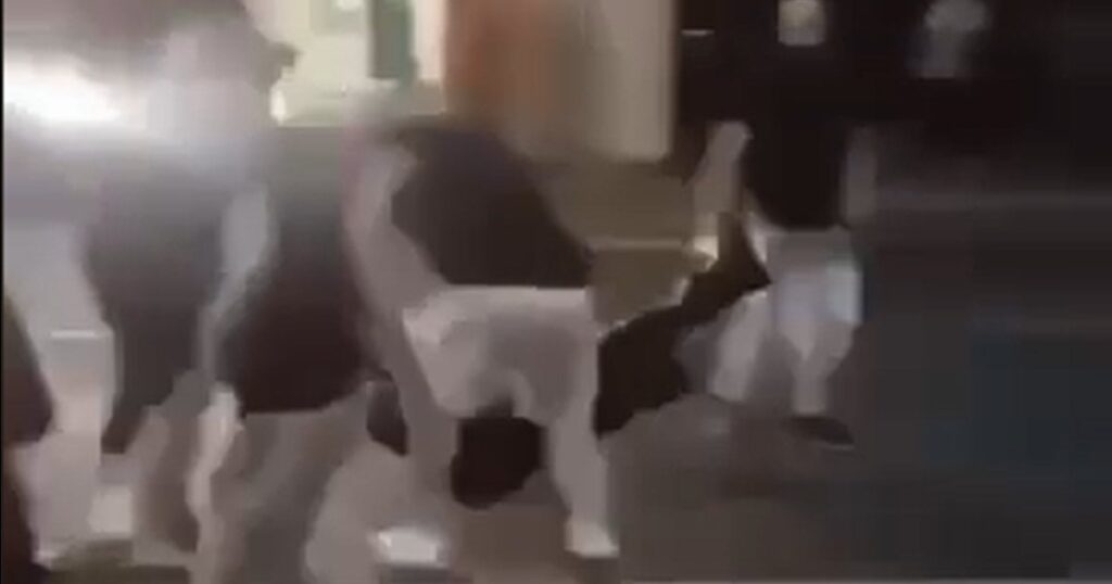 血が沸騰しています。警察官と連帯します。