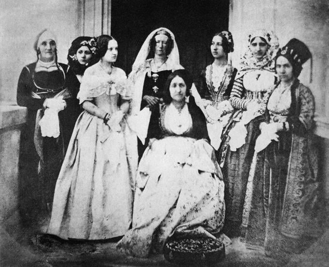 ヒルスクールの卒業生と優等生の女性、1847年。左から: フォティーニ・コロコトロニ・ツァヴェラ（写真家の娘、ゲンナイオス・コロコトロニスの妻）、キリアコウラ・クリージス、フォティーニ・マブロミカリ（ペトロベイの孫娘）、クリシイダ・マブロミカリ（着席）、フォン・プリスコ男爵夫人、M. ノルデンフリヒト、エレニ・ボタシ、マリア・モナルキドゥ