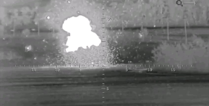 M2A2ブラッドレーはドネツク地域でコルネットATGMの2発の攻撃を受けたが、乗組員を救った。