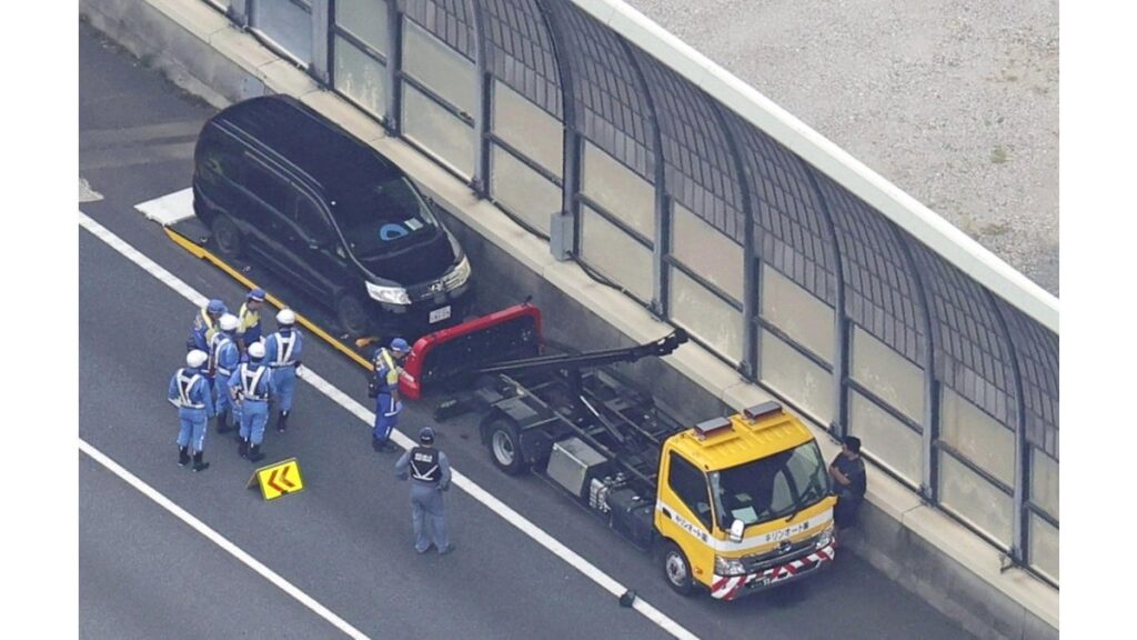 東名高速で男性ひき逃げされ死亡…路肩でレッカー車に故障車を積み込む作業中 神奈川県厚木市