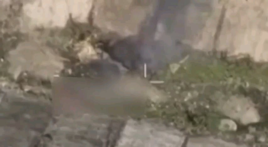 残忍な映像: ドネツィク州ハシフ・ヤールの干上がった運河で極めて困難な状況に陥った負傷したロシア兵が手榴弾で自爆。NSFL! 閲覧注意。
