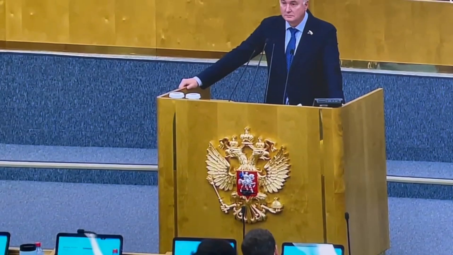 ロシア下院会議：共産党代表は、軍事契約に署名した犯罪者を免除する抜け穴について疑問を呈した。彼は、これによって軍隊が「盗賊」となり、人々が司法を逃れられると主張した。それに対して、ロシア軍兵士は「解放」の恩恵を受ける前に戦闘で死ぬことが期待されていると伝えられた。