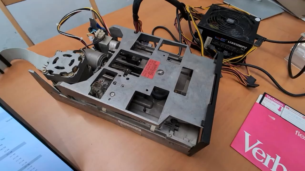 💾 スロベニア製 IskraData 1680 コンピューター用の 8 インチ システム ディスケットの 77 トラックすべてを 1 分間アーカイブ (まだありません 😉) 詳細はコメント欄をご覧ください 👇
