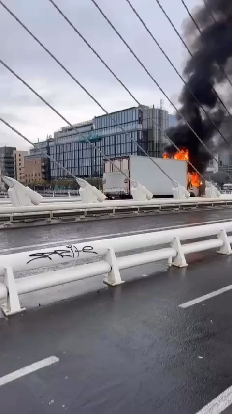 サミュエル・ベケット橋は車両火災のため閉鎖されています。