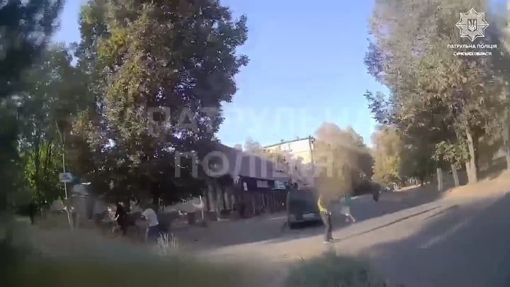 ロシアの無人機がスーミ市の病院を繰り返し空爆する瞬間が、最初の攻撃後に救助に来た警察官のボディカメラに捉えられていた。この結果、約10人が死亡、12人が負傷したと報告されている。被害を受けた救護所、神経科の建物、および最寄りの家屋