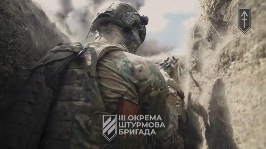 アゾフの戦士たちが塹壕を突破して戦う