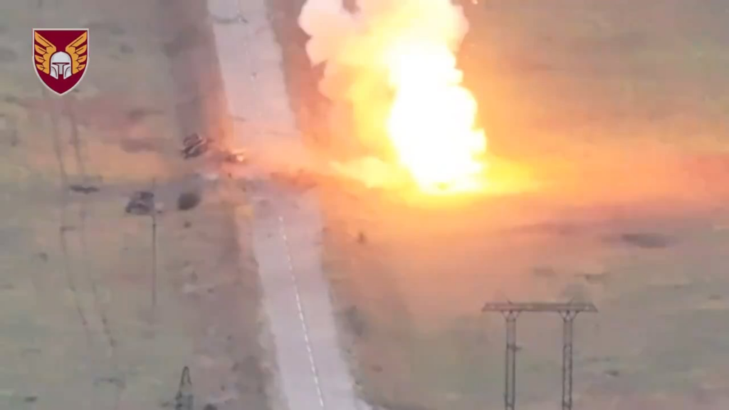 ロシアのT-90がポクロフスク地区のマリンカで破壊された。マリンカは廃都市と呼ばれている。