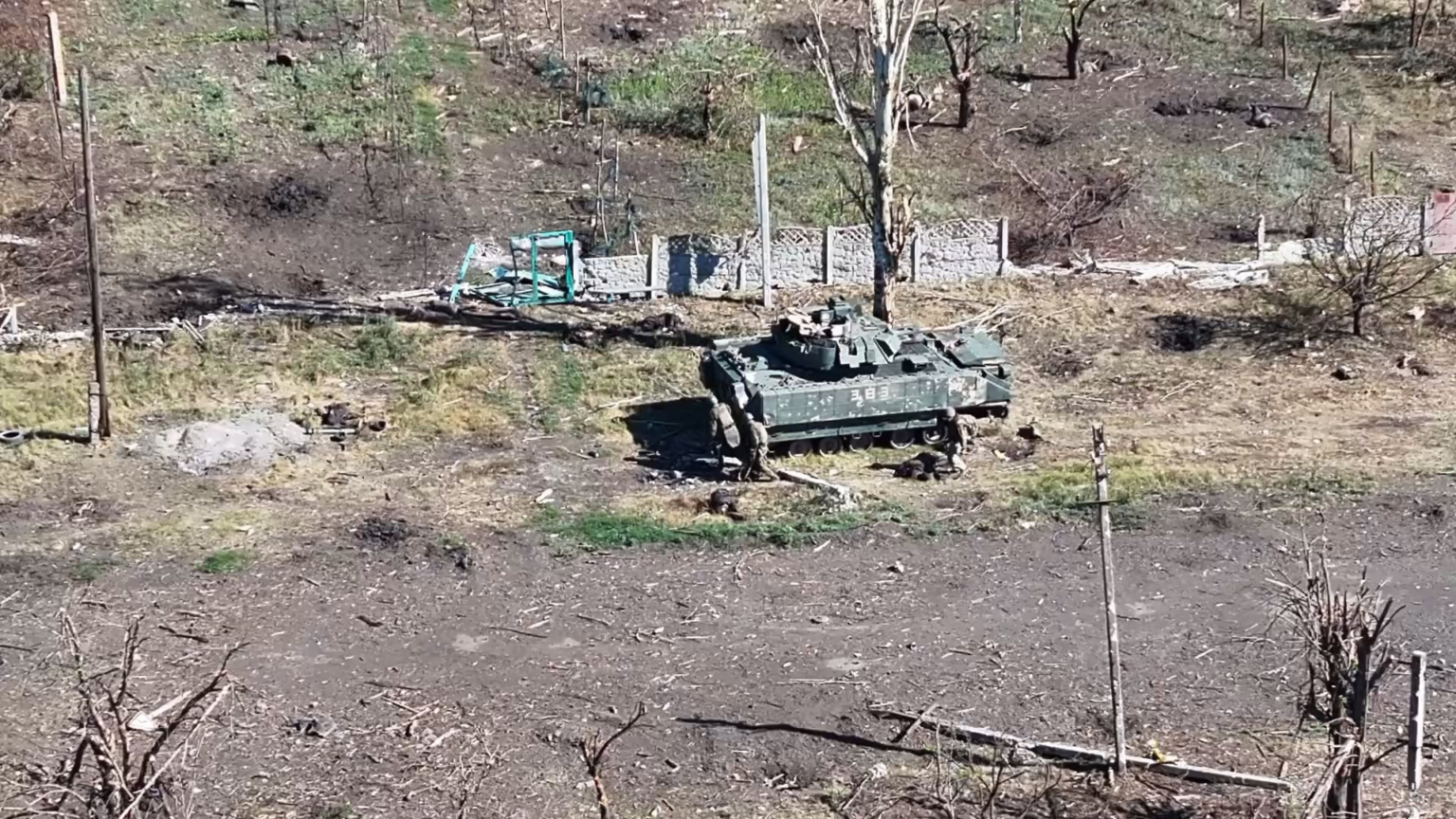 3人のロシア人が故障したブラッドリーの下を這い、FPVドローンに撃たれ、さらに2人のロシア人がブラッドリーの下で同じ運命をたどった。