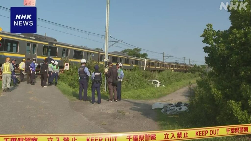 JR内房線踏切で列車と軽乗用車衝突 女性が死亡 千葉 南房総