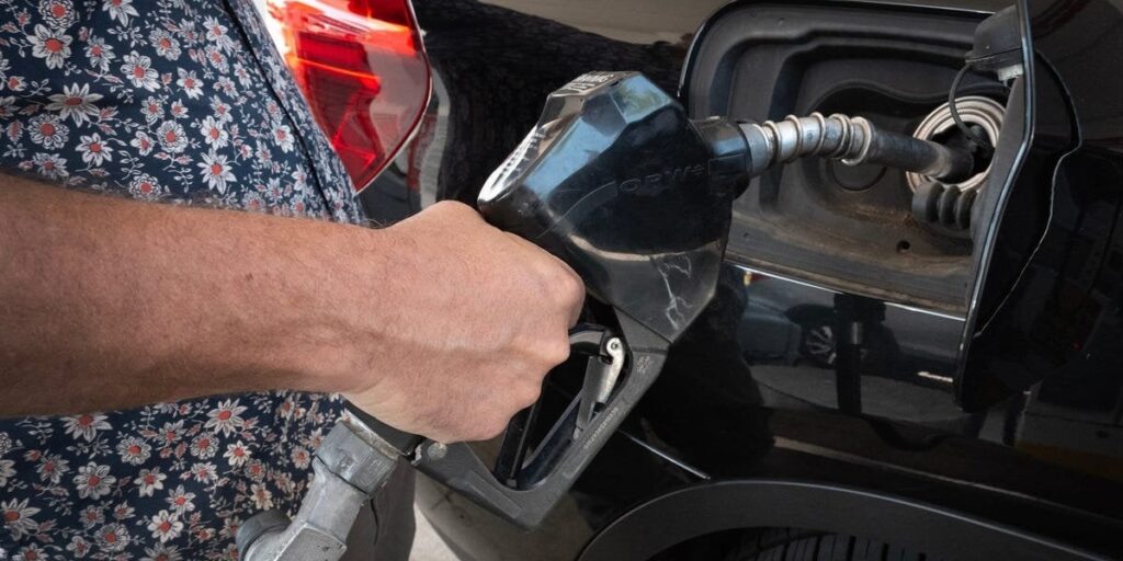 ガソリン価格の下落はトランプ陣営にとってさらなる打撃