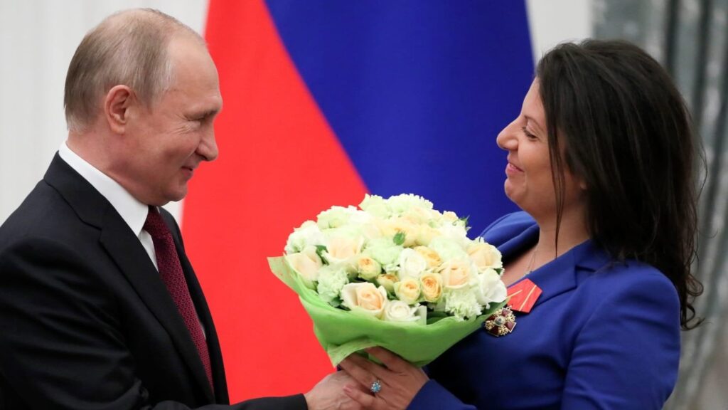 プーチン氏の友人らは、MAGAメディアのスターらが保護のためにロシアに来るべきだと主張