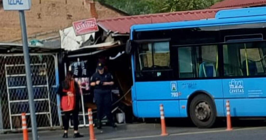 写真 駐車中のZETバスがチュルノメレツ市場の屋台に衝突「入るな、屋根が落ちてくるぞ」