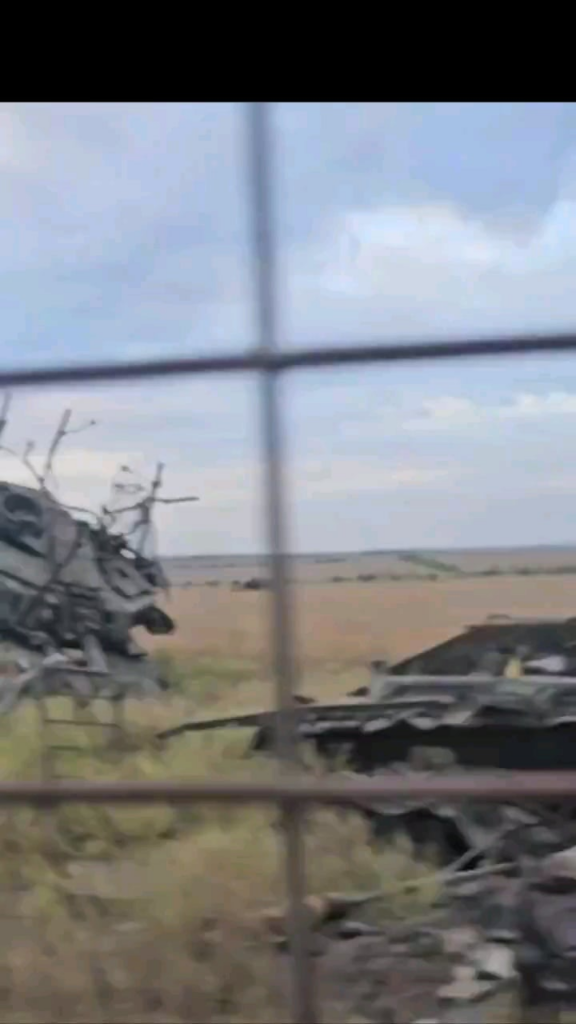前方のどこかで破壊されたロシアの T-90M「ブレイクスルー」。ロリポップ砲塔。