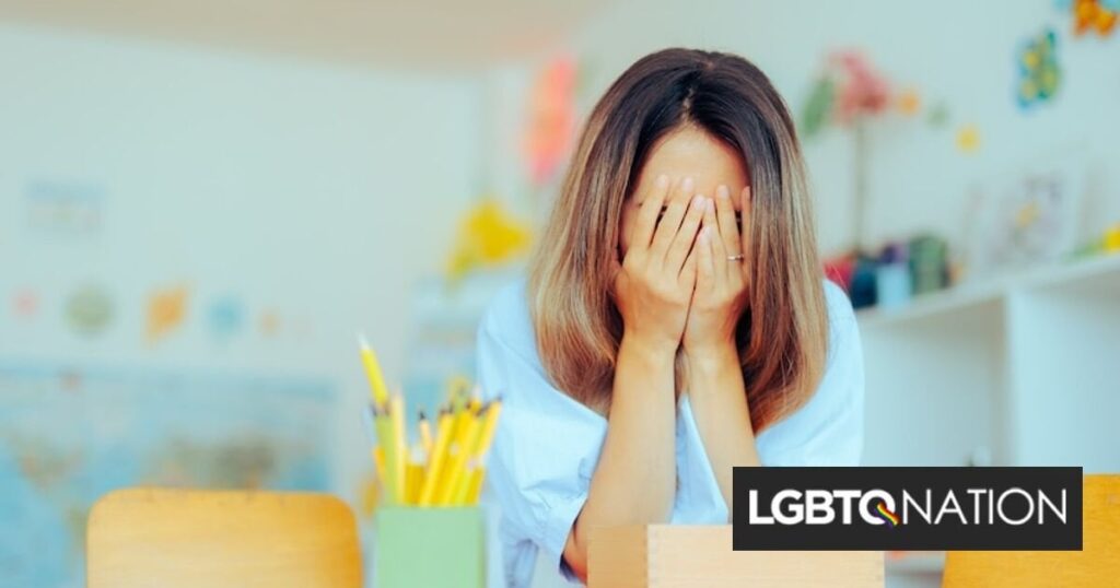 彼女は学生たちに代名詞を尋ねた。地元の人たちは彼女を「グルーマー」と呼んだ。彼女は現在訴訟を起こしている。地元の保守派が彼女を非難するためにますます暴力的なレトリックを使ったため、彼女は自分の安全のために休職させられた。