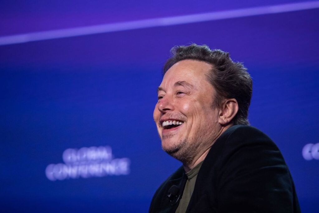 「誤情報のスーパースプレッダー」：イーロン・マスクはXに関する陰謀論者を個人的に後押ししている