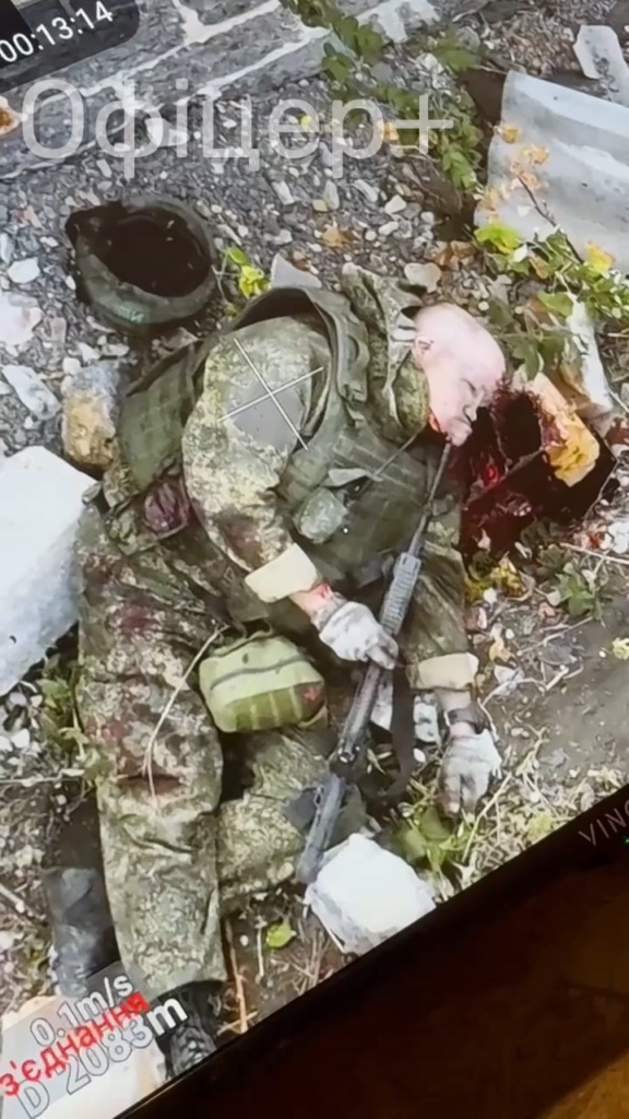 ロシアの侵略者が自ら銃で撃った直後に撮影した映像。 [Graphic]
