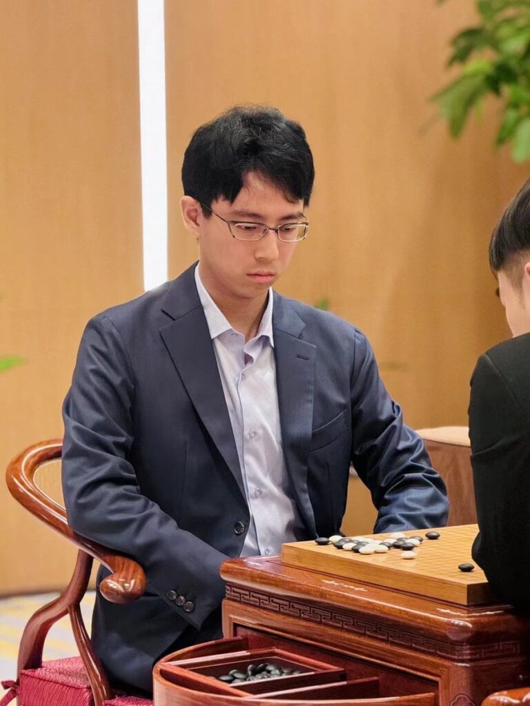応氏杯決勝は、一力遼本因坊が謝科九段に勝ち、３連勝のストレートで初優勝を果たしました。日本勢が世界戦で優勝するのは、２００５年の張栩九段以来で１９年ぶり。一力本因坊にとっても、日本囲碁界にとっても悲願の世界一となりました。
