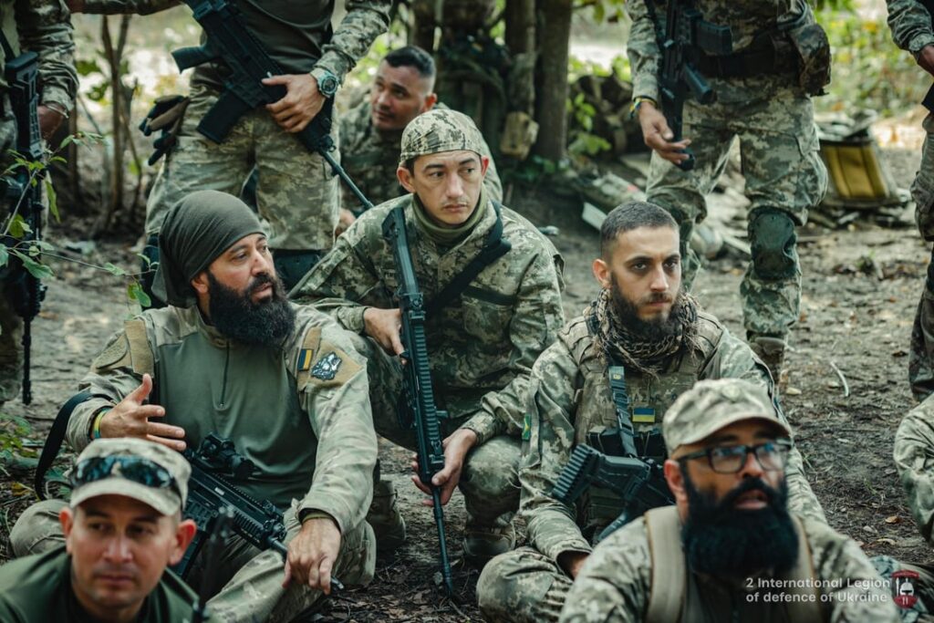ウクライナ軍第2国際軍団の外国人ボランティアが、経験豊富なインストラクターの指導の下、塹壕掃討と武器の扱いの訓練を受けています。