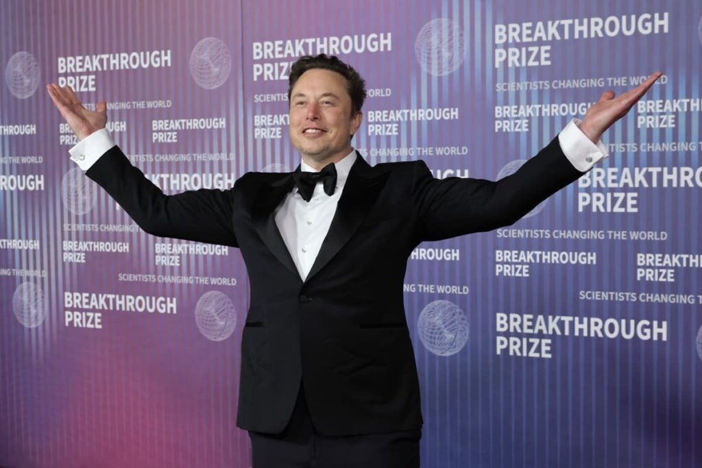 イーロン・マスクは、民主主義を「高地位の男性」による政府に置き換えることを支持すると示唆