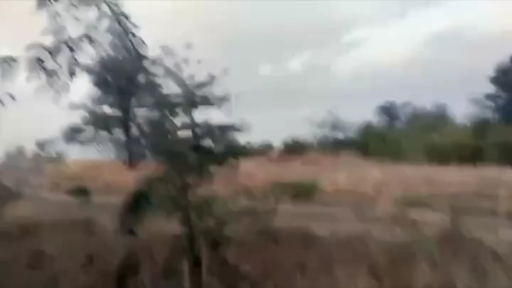 ロシアの司令官は、部隊に寄付された車を装甲兵員輸送車に轢かせるよう命じた。なぜなら、部隊はそれを脱走して酒を飲むために使っていたからだ。