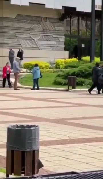 今日、ブルガリアのドゥプニツァ市の社会主義者の市長が、ブルガリアとEUの国旗の隣にロシアの国旗を掲げた。リベラルなPP-DBの市議会議員がそれをゴミ箱に捨てた。
