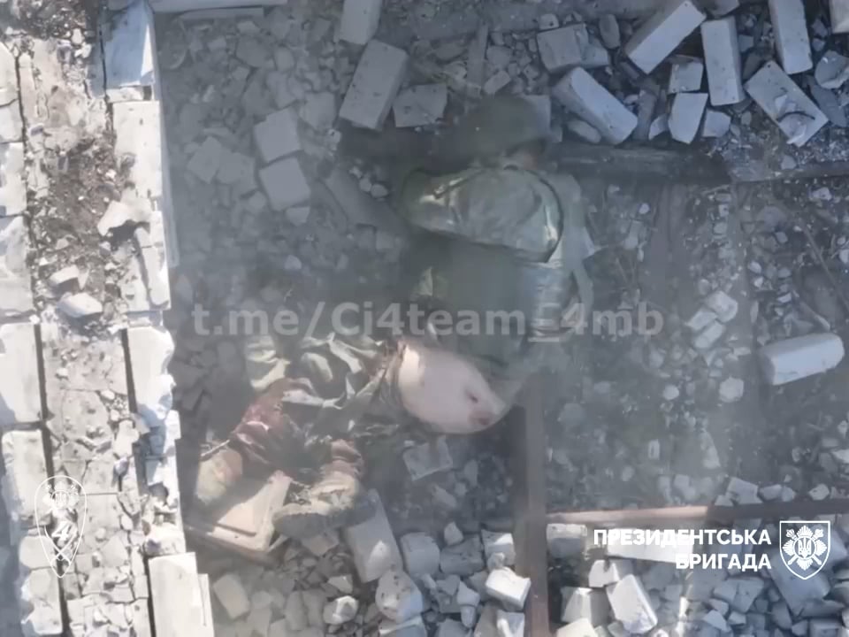 負傷したロシア兵が転がりながら破壊された建物に逃げ込み、そこで2発の手榴弾を受けてズボンが吹き飛ばされる