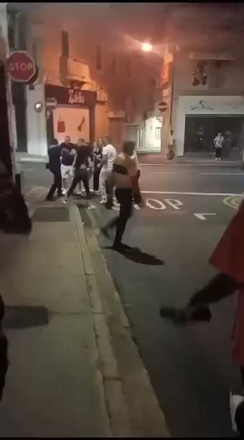マルタ人が警官を殴打