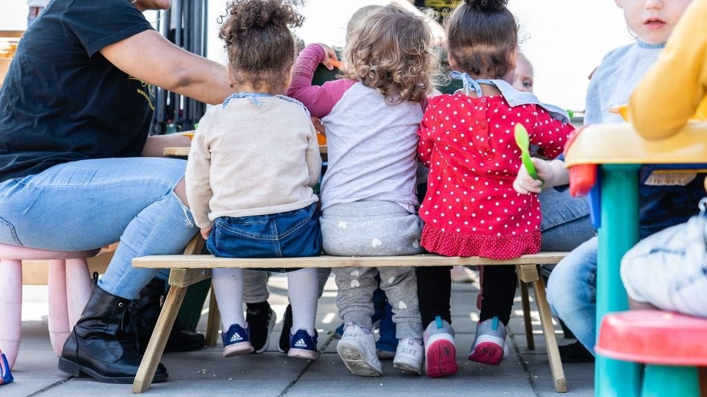 今後、子どもたちの年齢に応じた予防接種が行われ、麻疹予防接種の開始時期も前倒しされます。