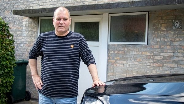 クリストファーさんは自宅の前庭に車を駐車し、駐車罰金を科せられたが、その後、闘いを開始した。現在、自治体に多大な損害を与えている