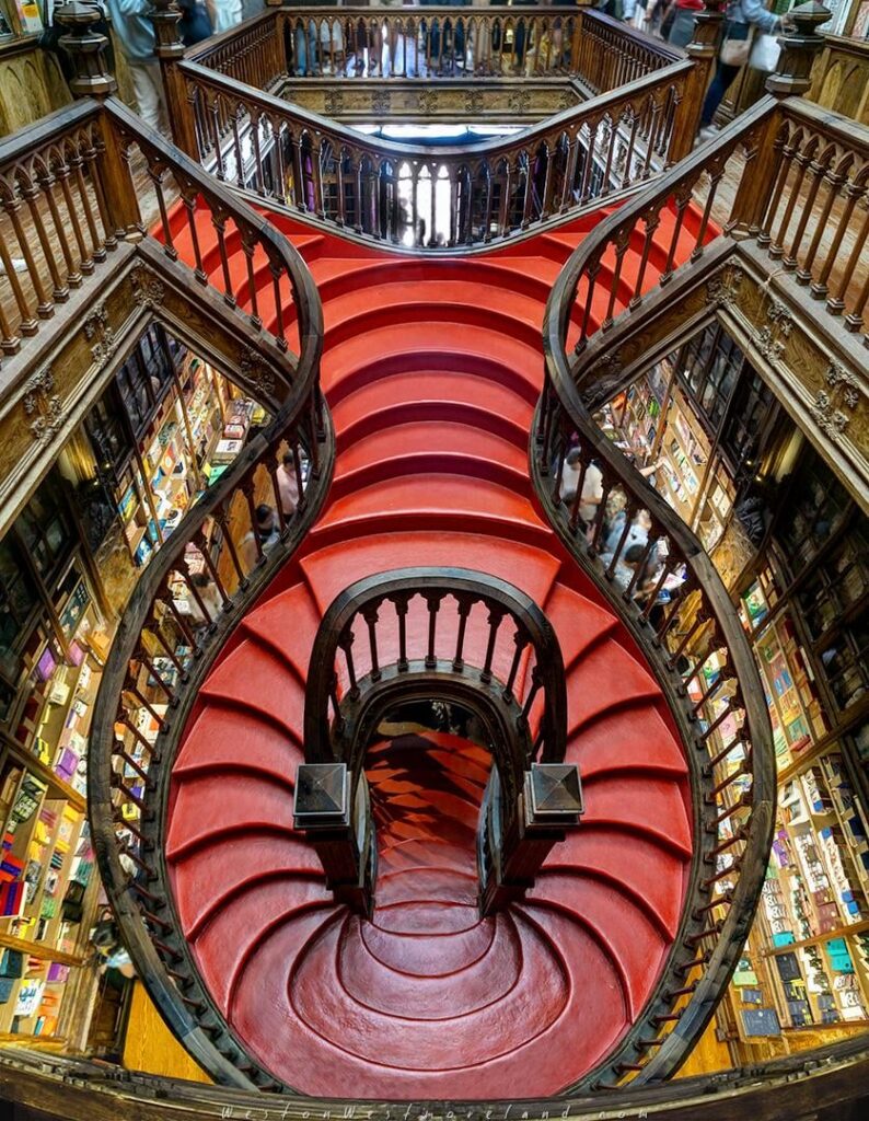 Livraria Lello e Irmao、ポルト、ポルトガルの階段。 1906年