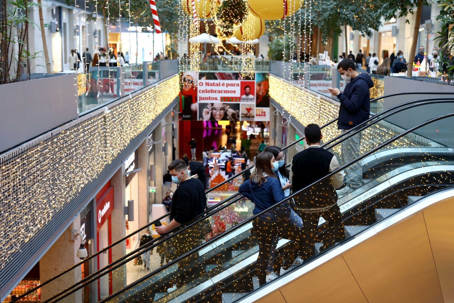 モール店舗は週末や祝日は早めに閉店する場合があります