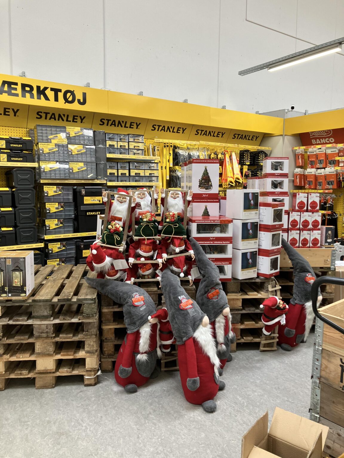 なぜ私たちの店では9月にクリスマスの飾りを販売するのですか?