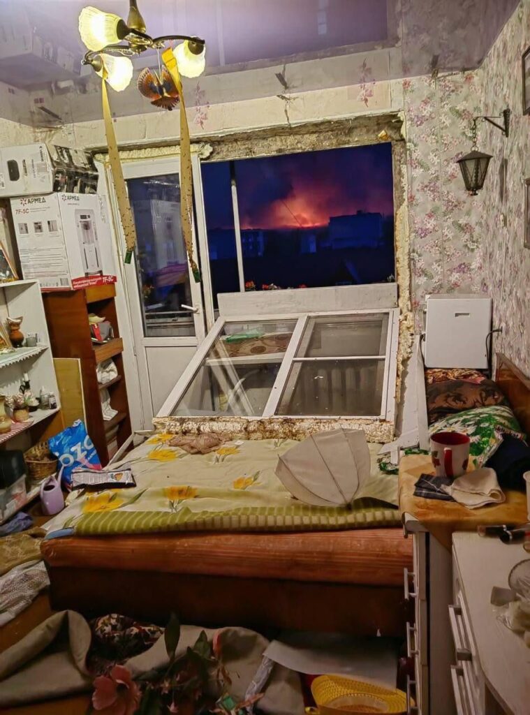 トロペツの地元住民は、爆発するロシアの弾薬庫の美しい景色を眺めている。