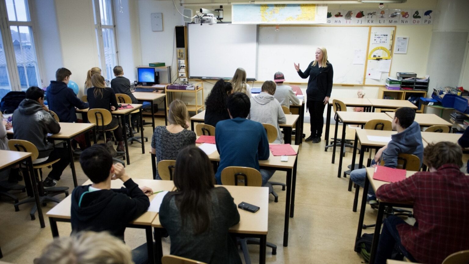 9 年生の成績が低下 - 高等学校への進学資格のある生徒の割合が低下