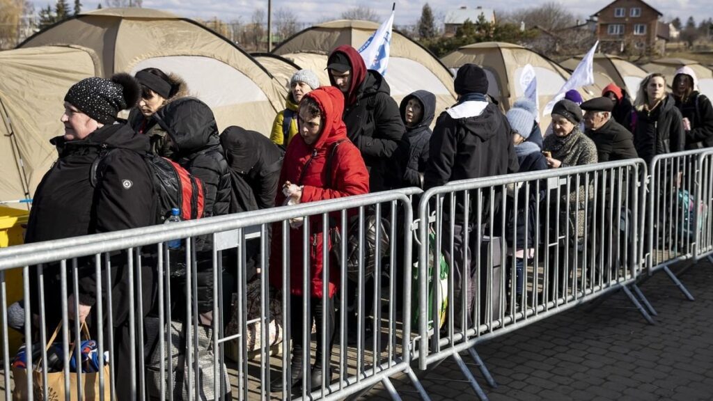 チェコ共和国はウクライナ難民から半年で44億ドルを稼いだ - 難民が支払った税金や保険からの国家収入はすでに難民への予算支出を大幅に上回っている。