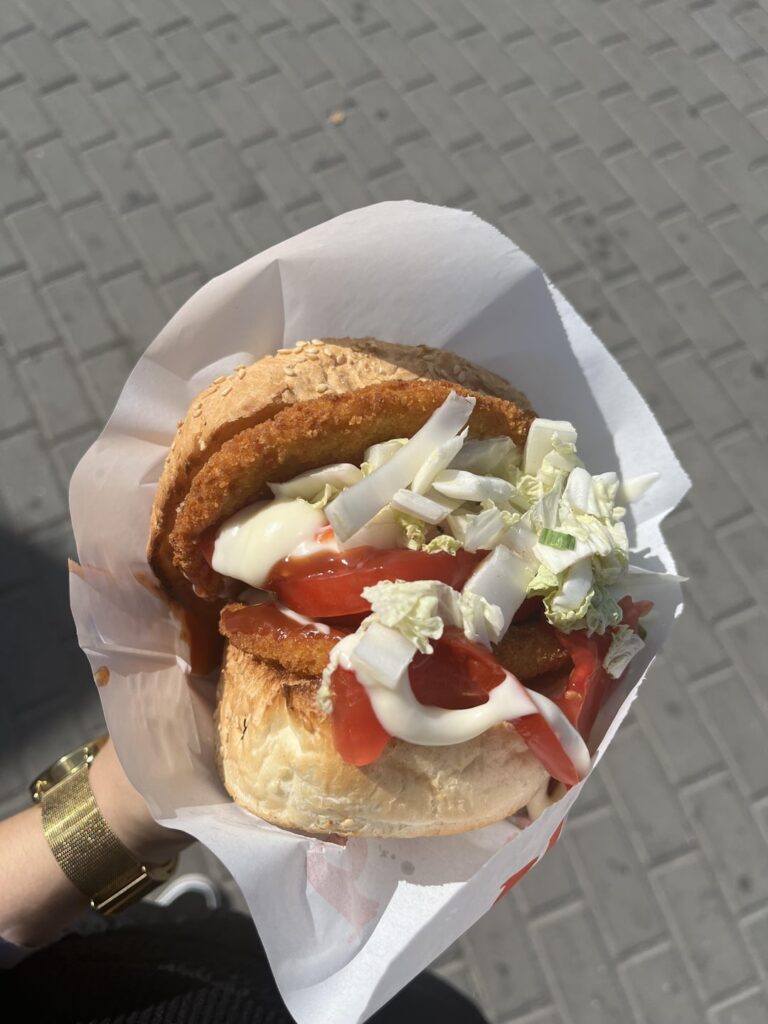 ジェシュフ中央駅周辺のブドカの懐かしい屋台の食べ物。価格: PLN 15 🔥🔥